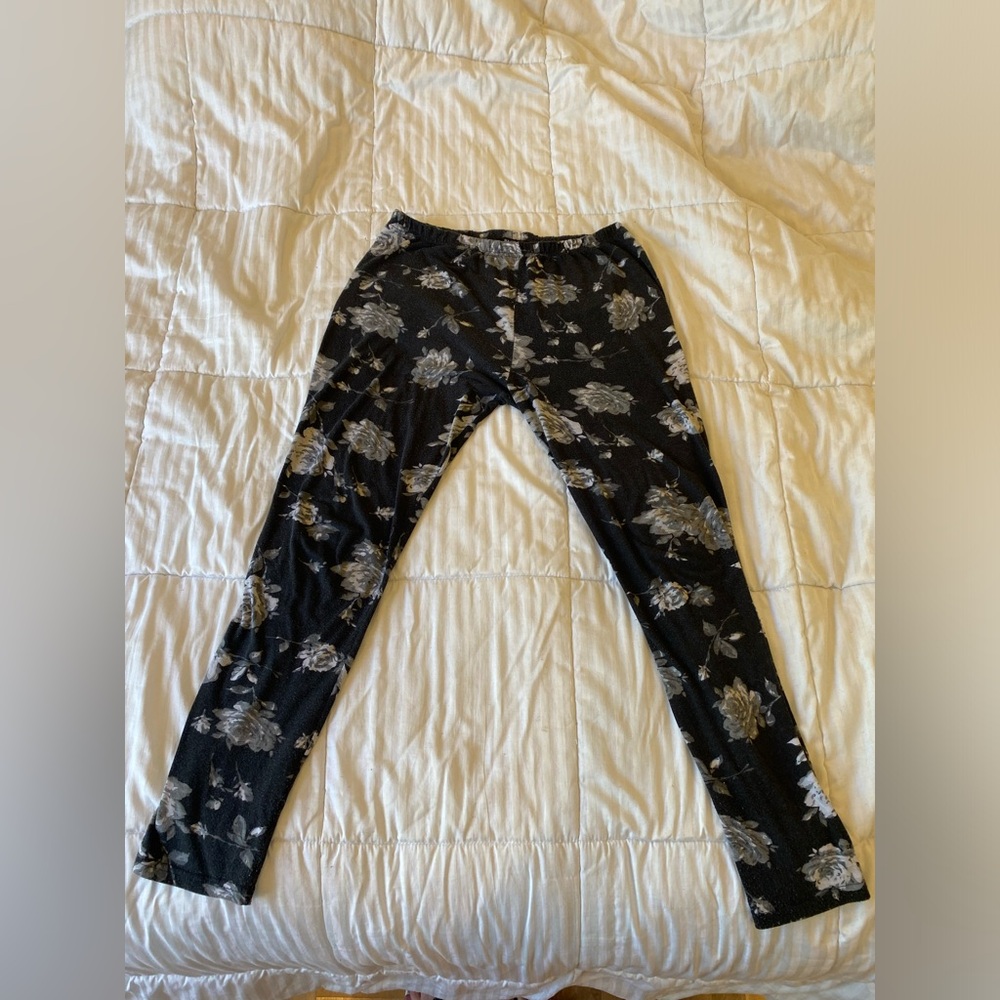 Women’s black and grey floral leggings, size L – high waist – comfortable